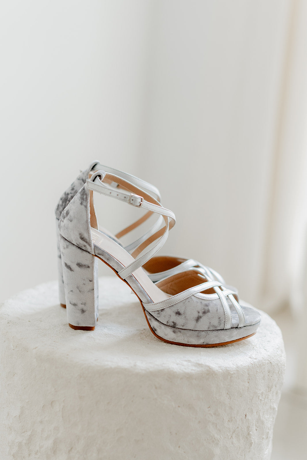 Clara Gris-Sandalia-Clara-Loovshoes