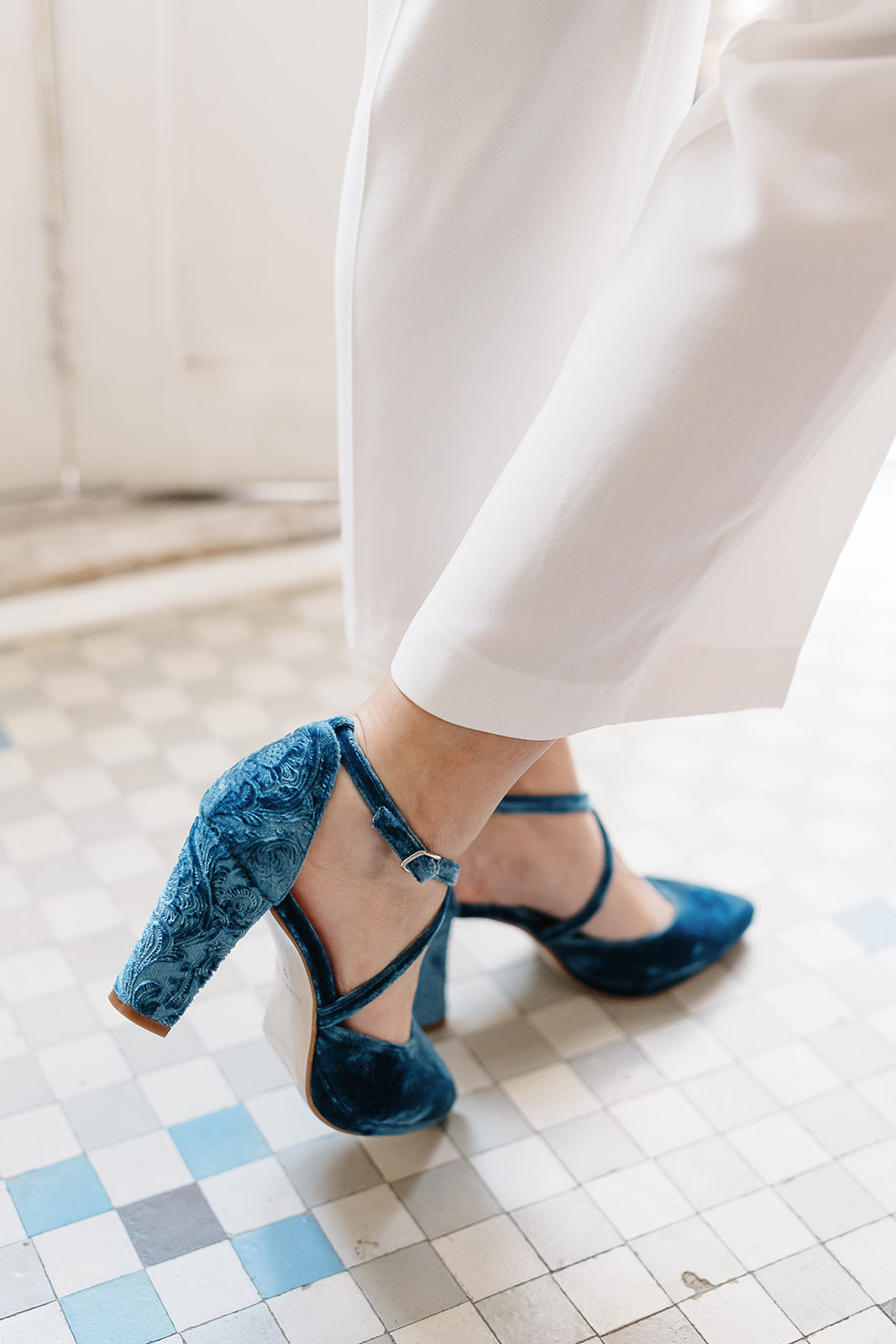 Celia Velvet Blue de 7.5 cm-tipo salón-celia, cápsula velvet collection, liso, novia, salón, tacón de 7.5, terciopelo, terciopelo azul, zapatos de color azul-Loovshoes