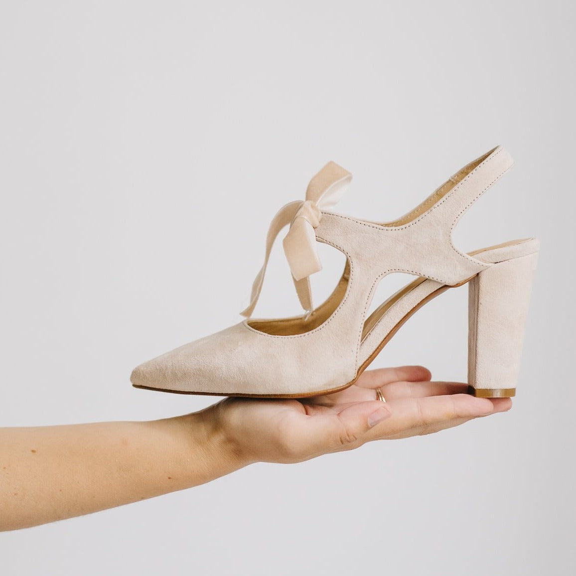 Zoe Beige-tipo salón-ante, liso, novia, salón, tacón de 7.5, terciopelo, zapatos de color beige, zoe-Loovshoes