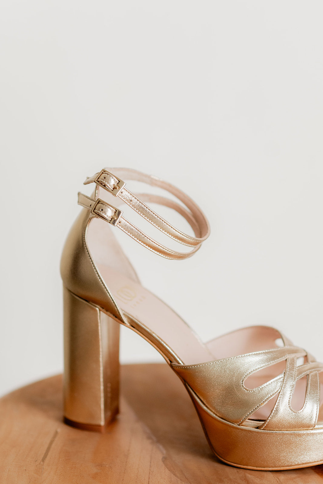 Olimpia Dorado-Sandalia-Olimpia-Loovshoes