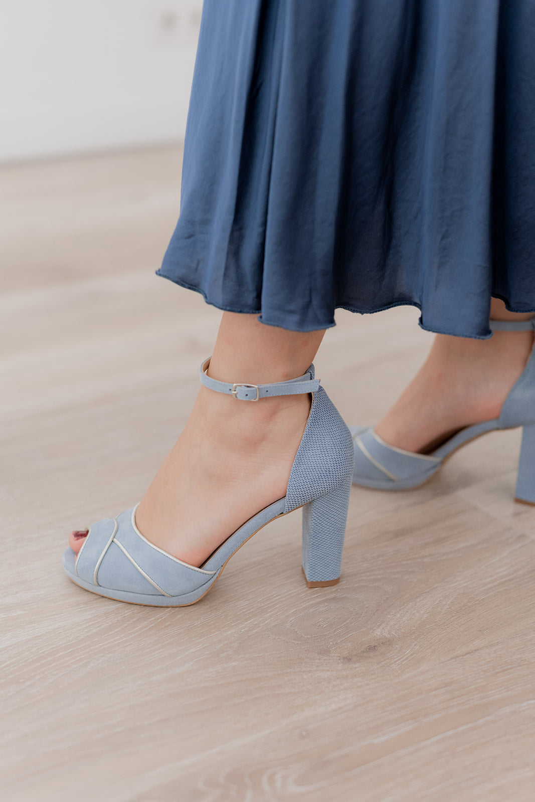 Martina Azul-tipo sandalia-ante, liso, martina, novia, sandalia, tacon de 8, zapatos de color azul-Loovshoes