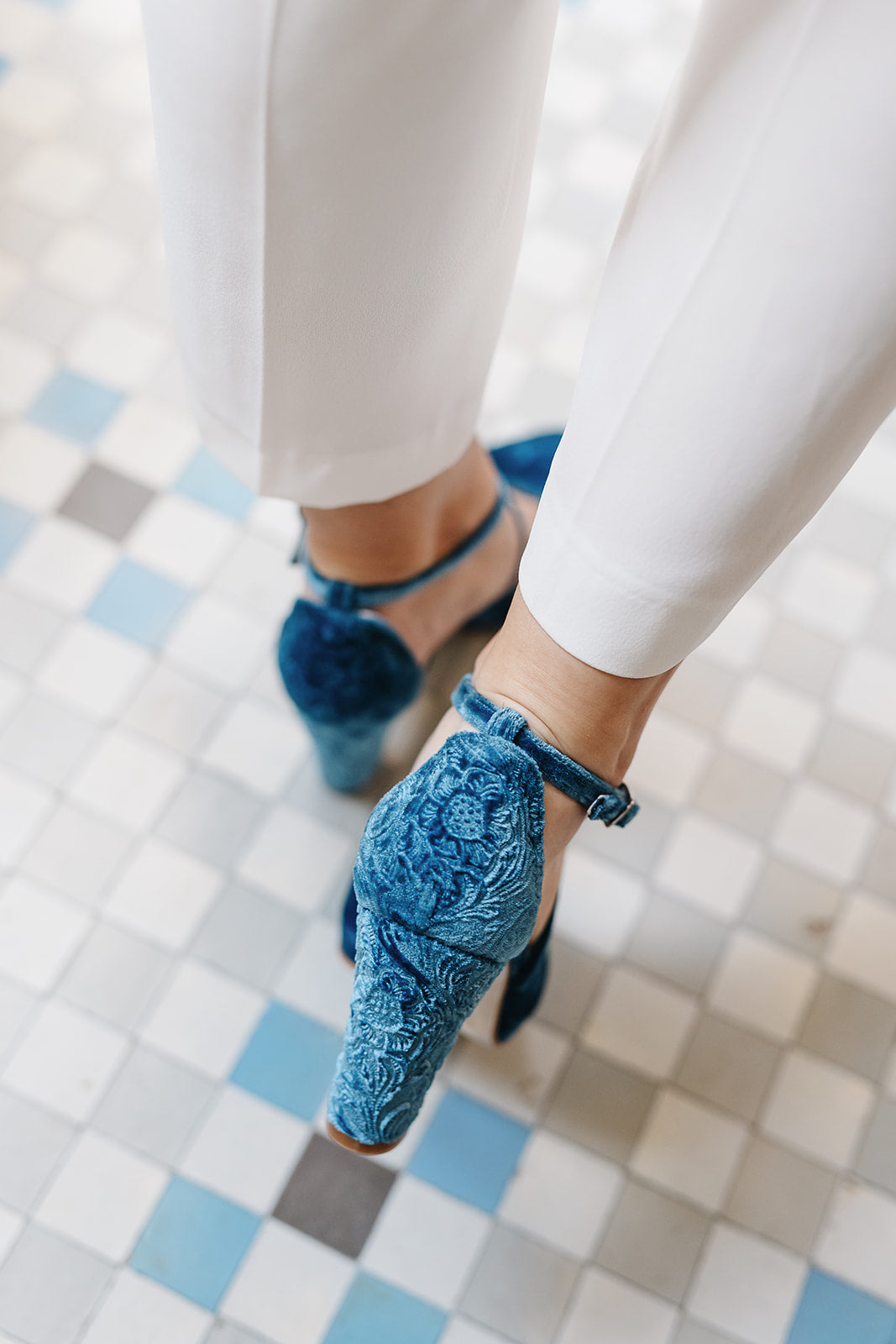 Celia Velvet Blue de 7.5 cm-tipo salón-celia, cápsula velvet collection, liso, novia, salón, tacón de 7.5, terciopelo, terciopelo azul, zapatos de color azul-Loovshoes