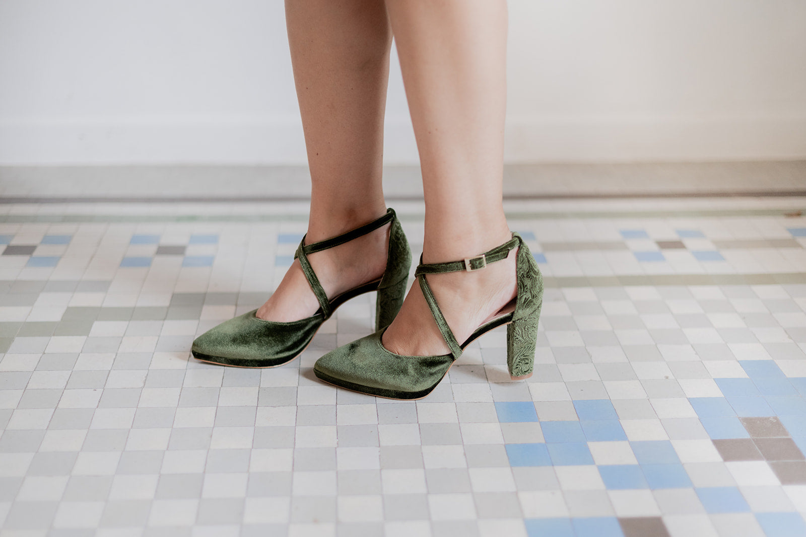 Celia Velvet Olive-tipo salón-celia, cápsula velvet collection, liso, novia, salón, tacón de 7.5, terciopelo, terciopelo verde, verde oliva, zapatos de color verde-Loovshoes