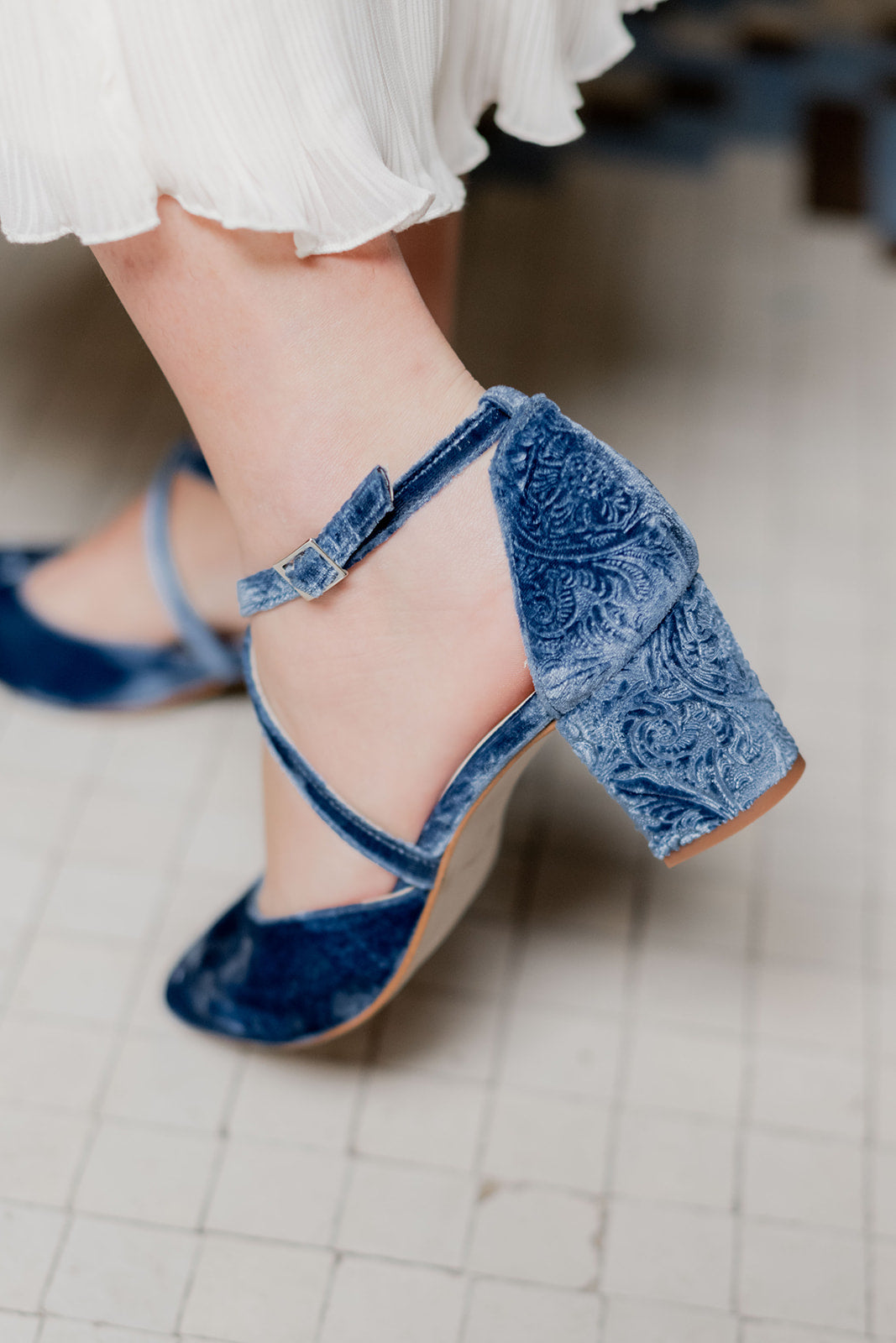 Celia Velvet Blue de 4.5 cm-tipo salón-celia, cápsula velvet collection, liso, novia, salón, tacón de 4.5, terciopelo, terciopelo azul, zapatos de color azul-Loovshoes