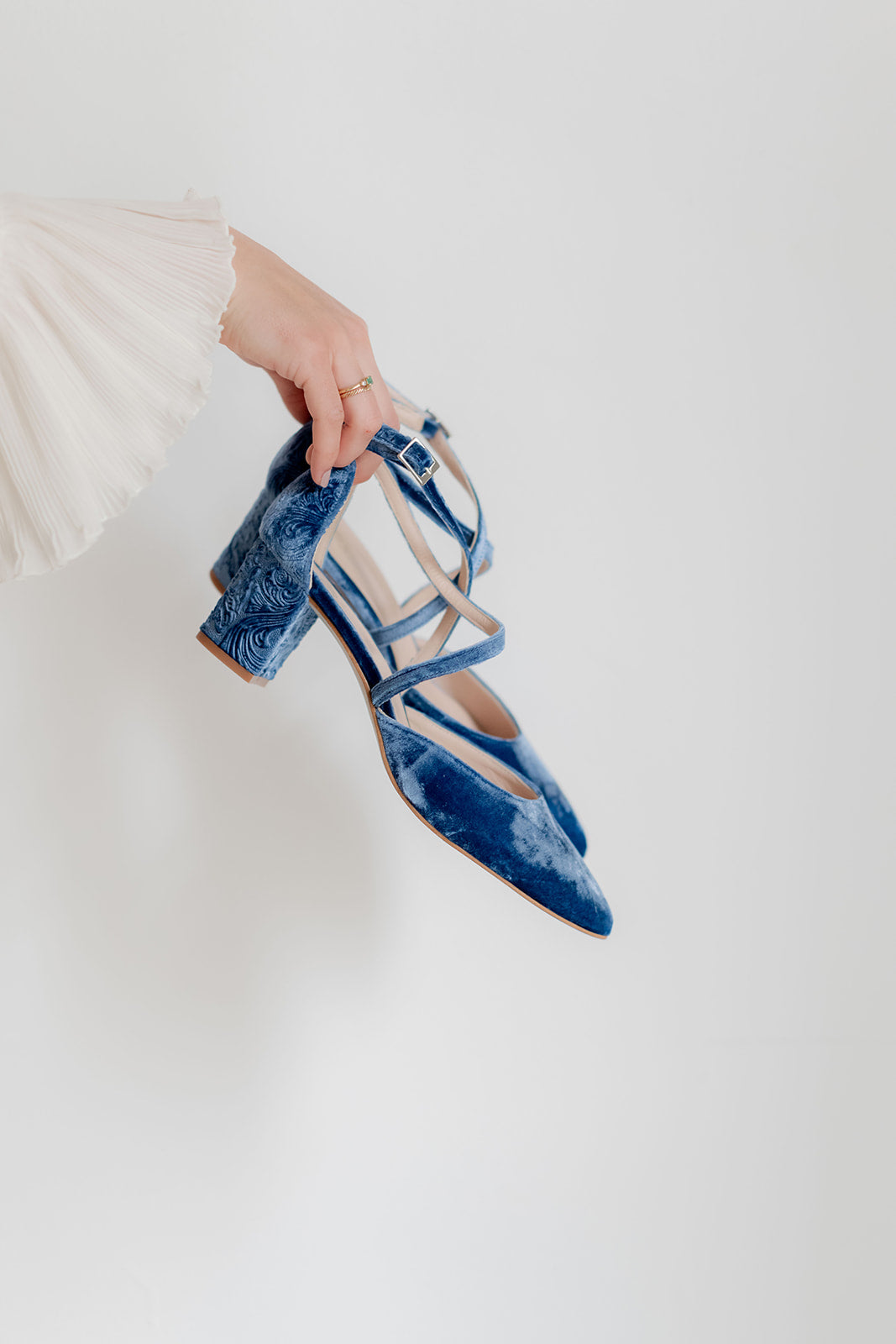 Celia Velvet Blue de 4.5 cm-tipo salón-celia, cápsula velvet collection, liso, novia, salón, tacón de 4.5, terciopelo, terciopelo azul, zapatos de color azul-Loovshoes
