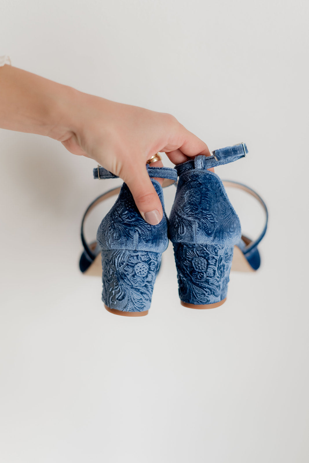 Celia Velvet Blue de 4.5 cm-tipo salón-celia, cápsula velvet collection, liso, novia, salón, tacón de 4.5, terciopelo, terciopelo azul, zapatos de color azul-Loovshoes