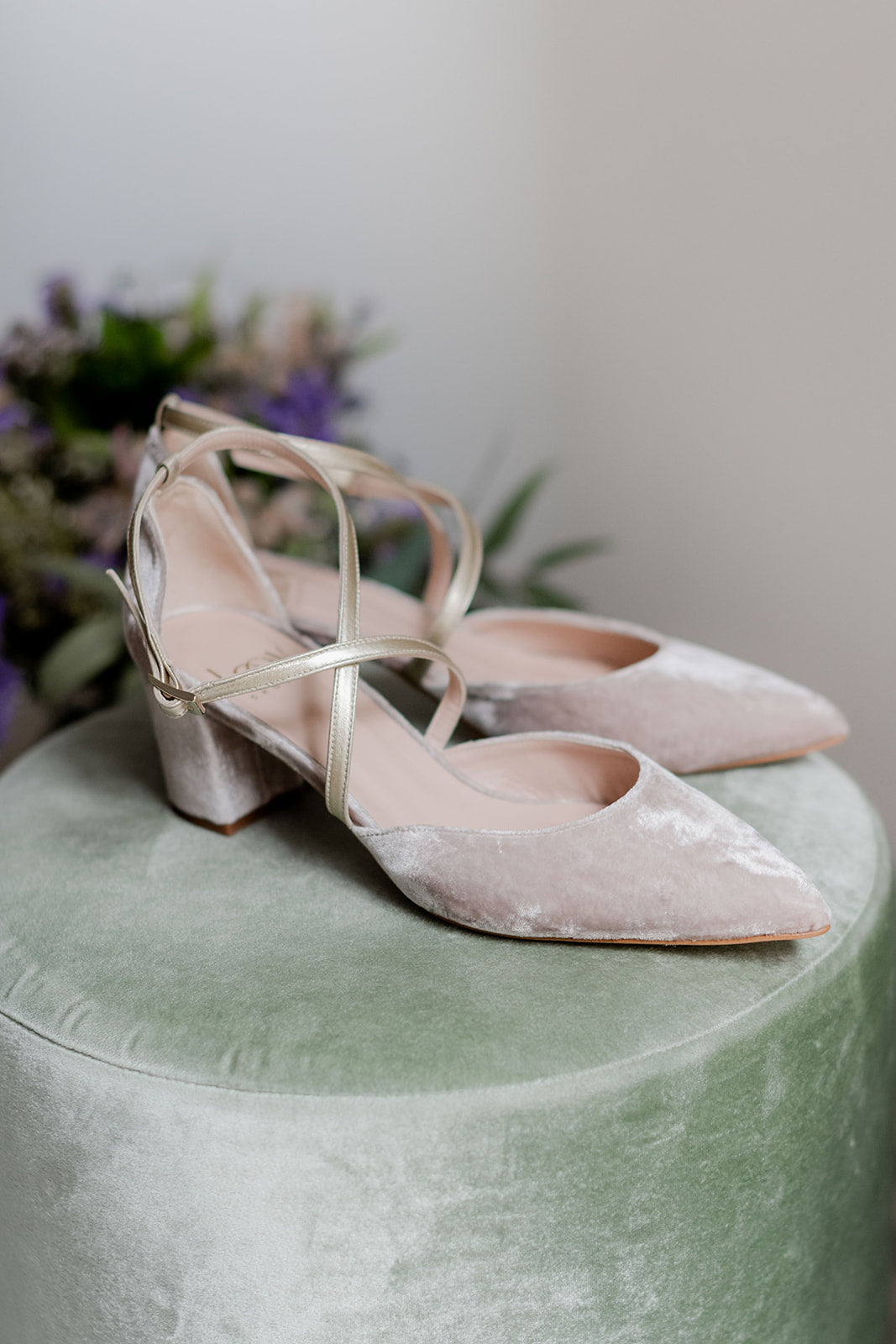 Celia Velvet Topo de 4.5 cm-tipo salón-celia, liso, novia, salón, tacón de 4.5, terciopelo, zapatos de color topo-Loovshoes