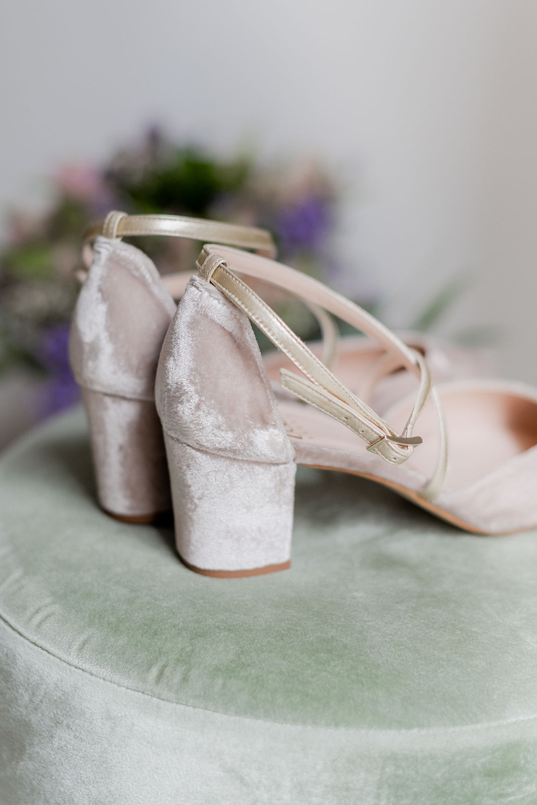 Celia Velvet Topo de 4.5 cm-tipo salón-celia, liso, novia, salón, tacón de 4.5, terciopelo, zapatos de color topo-Loovshoes