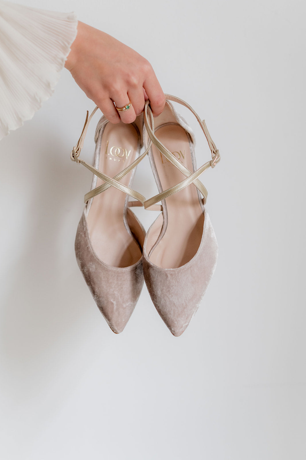 Celia Velvet Topo de 4.5 cm-tipo salón-celia, liso, novia, salón, tacón de 4.5, terciopelo, zapatos de color topo-Loovshoes