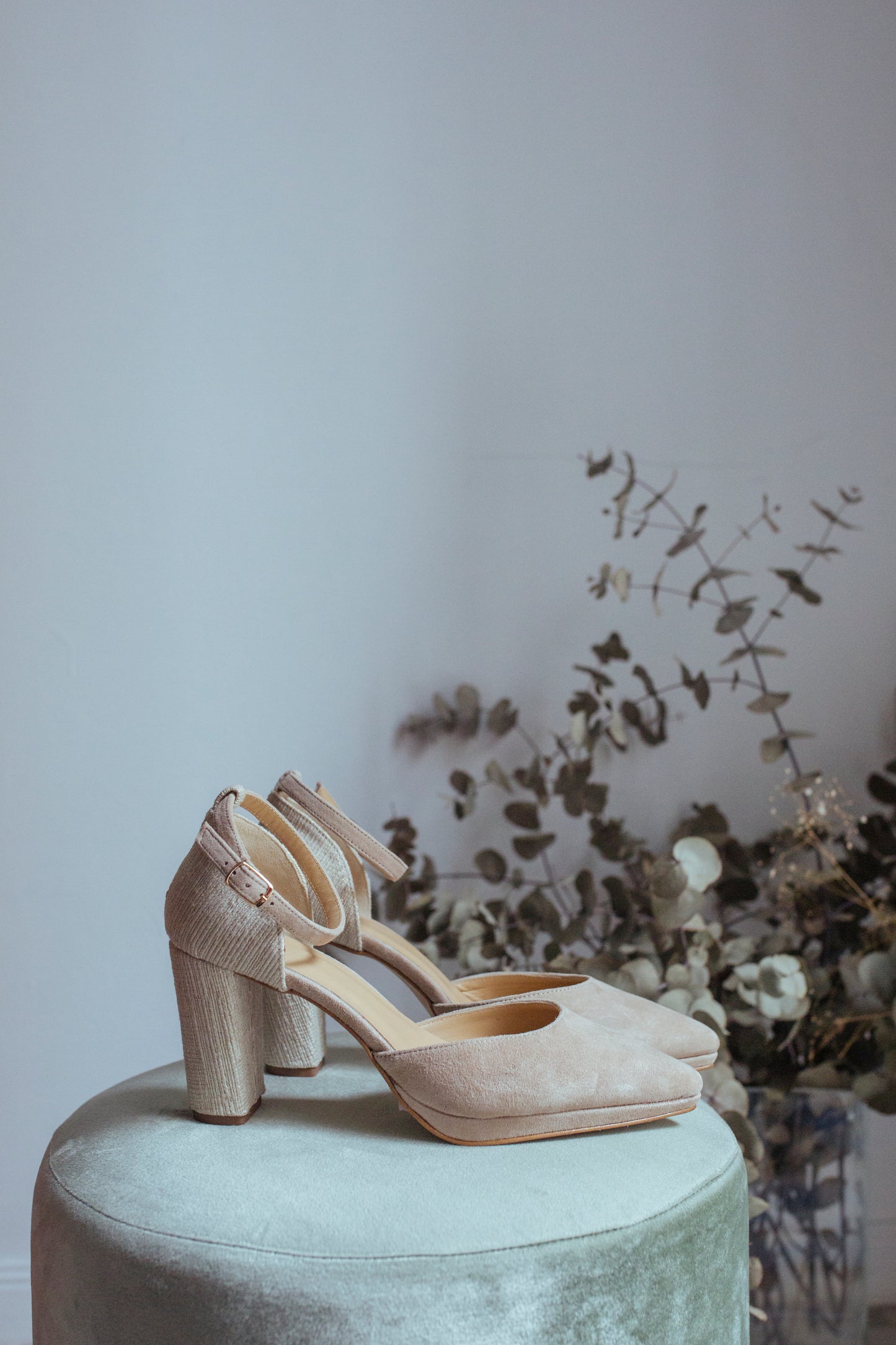 Helene Beige-tipo salón-ante, helene, liso, salón, tacon de 8, zapatos de color beige-Loovshoes