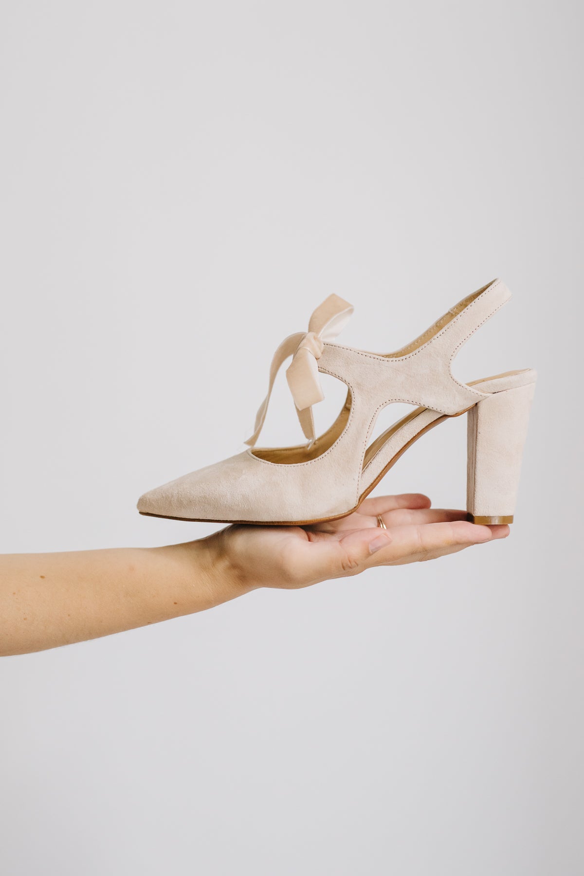 Zoe Beige-tipo salón-ante, liso, novia, salón, tacón de 7.5, terciopelo, zapatos de color beige, zoe-Loovshoes