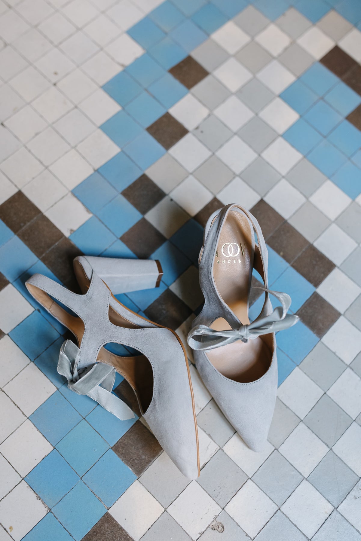 Zoe Gris-tipo salón-ante, liso, novia, salón, tacón de 7.5, terciopelo, zapatos de color gris, zoe-Loovshoes